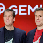 Gemini 交易所创始人泰勒·温克莱沃斯和卡梅隆·温克莱沃斯站在红色的公司 Logo（Gemini）前，身穿西装和印有图案的T恤。