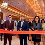 豪华赌场内部高额投注区实景，展示了整齐排列的高级老虎机和精致的室内设计。杜兰戈赌场扩建后同样提供类似的顶级博彩环境。