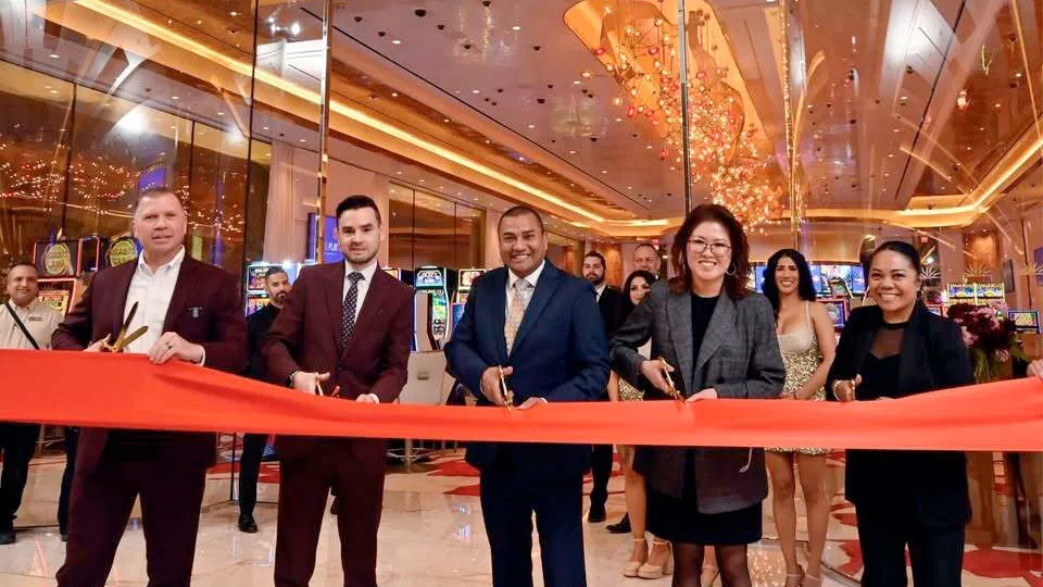 豪华赌场内部高额投注区实景，展示了整齐排列的高级老虎机和精致的室内设计。杜兰戈赌场扩建后同样提供类似的顶级博彩环境。