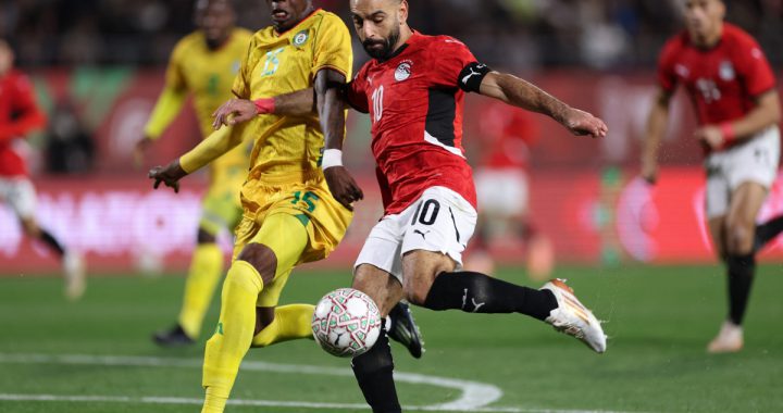 萨拉赫身披埃及10号球衣禁区射门瞬间