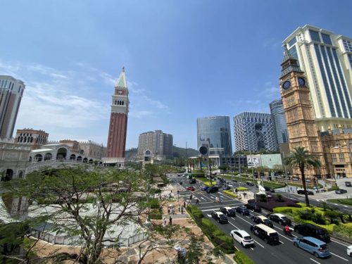 澳门路氹金光大道全景,威尼斯人度假村、巴黎人酒店以及现代化高层建筑群在晴朗天气下的繁忙街景。