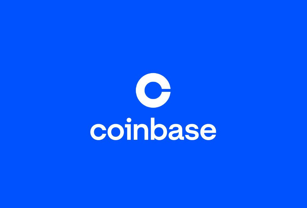 加密货币交易所 Coinbase Global (COIN) 的白色字母标志在鲜蓝色背景上。