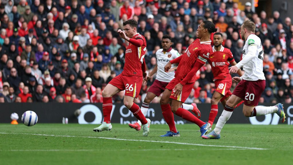 越南国旗旁足球投注实名限额新规草案