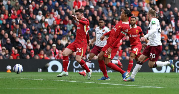 越南国旗旁足球投注实名限额新规草案