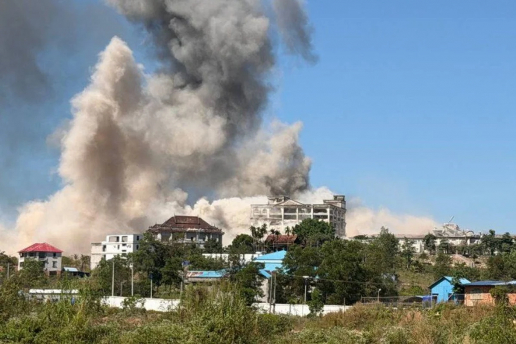 边境建筑上空浓烟 泰柬冲突波及赌场园区