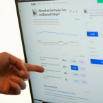 电脑屏幕展示Kalshi预测市场页面，美国博彩协会广告争议