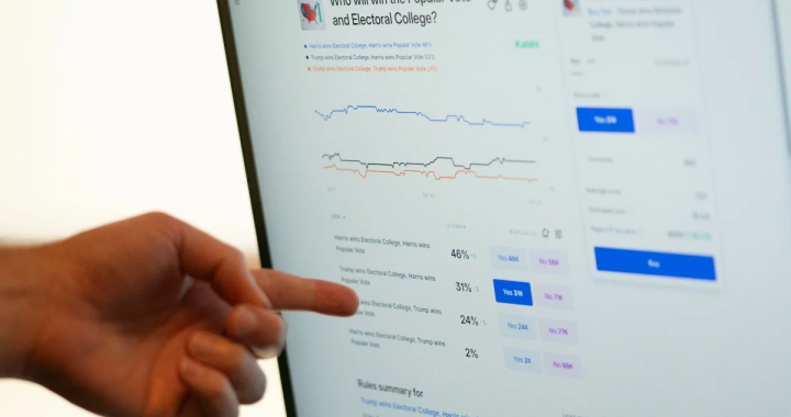 电脑屏幕展示Kalshi预测市场页面，美国博彩协会广告争议