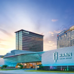 菲律宾克拉克 Hann Casino Resort 及其大型建筑群的日景照片，清晰可见“HANN CASINO RESORT”标志以及相连的 Swissôtel 和 Marriott 酒店大楼。