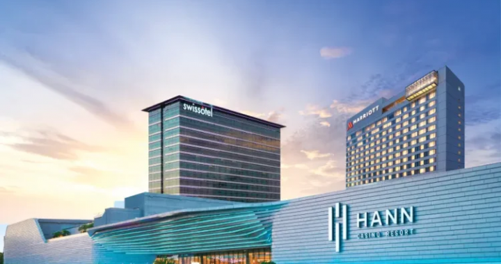 菲律宾克拉克 Hann Casino Resort 及其大型建筑群的日景照片，清晰可见“HANN CASINO RESORT”标志以及相连的 Swissôtel 和 Marriott 酒店大楼。