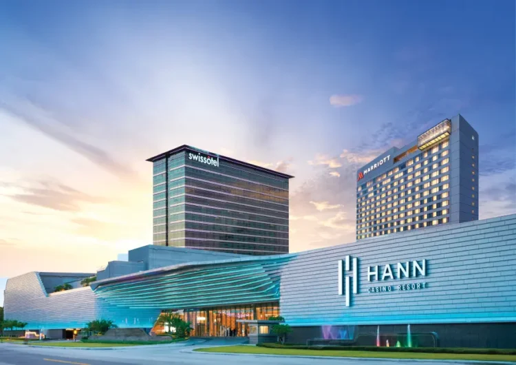 菲律宾克拉克 Hann Casino Resort 及其大型建筑群的日景照片，清晰可见“HANN CASINO RESORT”标志以及相连的 Swissôtel 和 Marriott 酒店大楼。