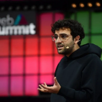 Kalshi 联合创始人 Tarek Mansour 在科技峰会上发表演讲的现场照片。