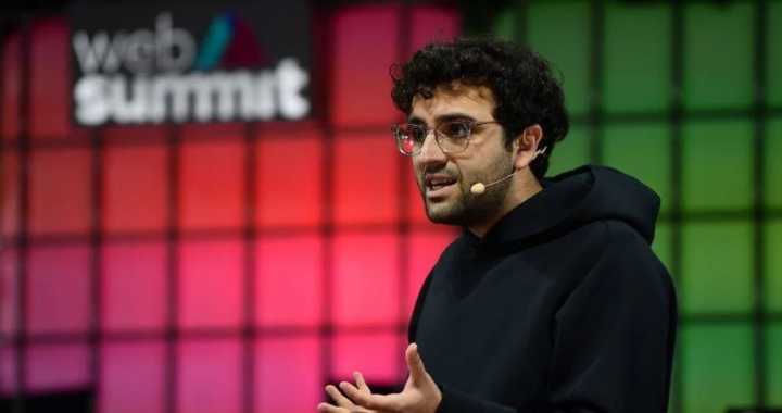 Kalshi 联合创始人 Tarek Mansour 在科技峰会上发表演讲的现场照片。