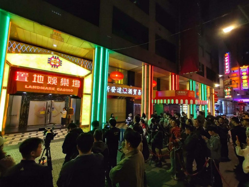 澳门地标赌场门口人群见证卫星赌场停业