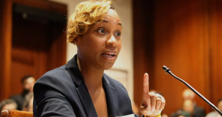 马萨诸塞州总检察长安德里亚·乔伊·坎贝尔在听证会上发言，手指指向前方，讨论对Kalshi的禁令。