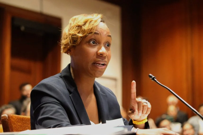 马萨诸塞州总检察长安德里亚·乔伊·坎贝尔在听证会上发言，手指指向前方，讨论对Kalshi的禁令。