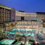 韩国仁川Paradise City夜景图，展示豪华度假村与赌场设施全景。