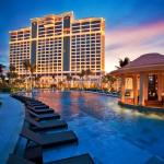 越南Grand Ho Tram赌场度假村的豪华夜景，显示室外游泳池和灯火辉煌的酒店大楼。