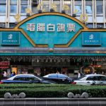 澳门新葡京酒店大楼远景，代表澳博控股（SJM）及其母公司STDM在澳门博彩与彩票市场的深厚根基。