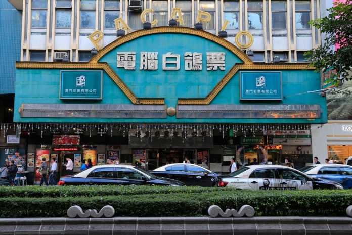 澳门新葡京酒店大楼远景，代表澳博控股（SJM）及其母公司STDM在澳门博彩与彩票市场的深厚根基。