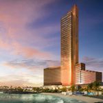 永利阿尔玛尔詹岛综合度假村效果图，一座宏伟的摩天大楼矗立在阿联酋拉斯海玛的人工岛上，该项目正在建设中，将成为阿联酋首个带赌场的综合度假村