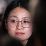 菲律宾前官员，被称为“POGO市长”的郭爱玲（Alice Guo）在人群中被拍摄的特写肖像照片。