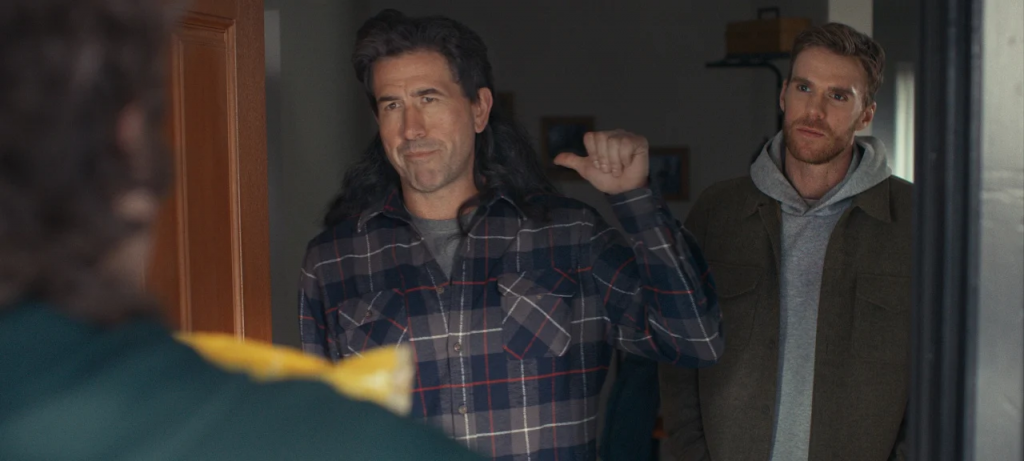 康纳·麦克戴维出演BetMGM负责任博彩广告片《Mullet Over》剧照。