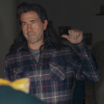 康纳·麦克戴维出演BetMGM负责任博彩广告片《Mullet Over》剧照。