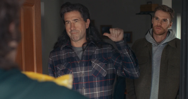 康纳·麦克戴维出演BetMGM负责任博彩广告片《Mullet Over》剧照。