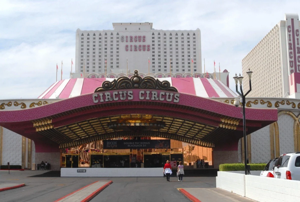 拉斯维加斯大道上的马戏城酒店（Circus Circus）外观，其粉色马戏团风格的入口和主建筑，这家老牌赌场宣布将宾果游戏重新带回大道。