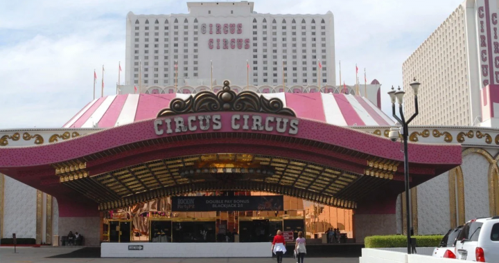拉斯维加斯大道上的马戏城酒店（Circus Circus）外观，其粉色马戏团风格的入口和主建筑，这家老牌赌场宣布将宾果游戏重新带回大道。