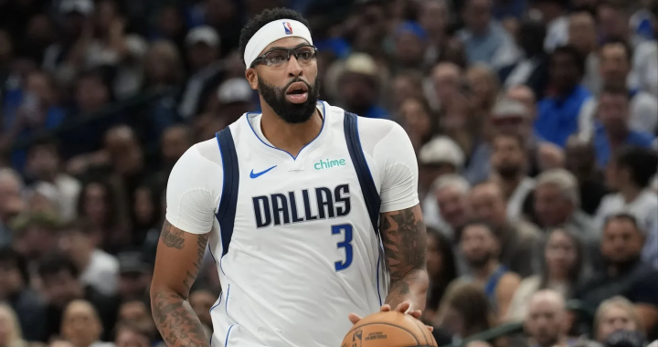 安东尼·戴维斯身穿独行侠球衣在比赛中。