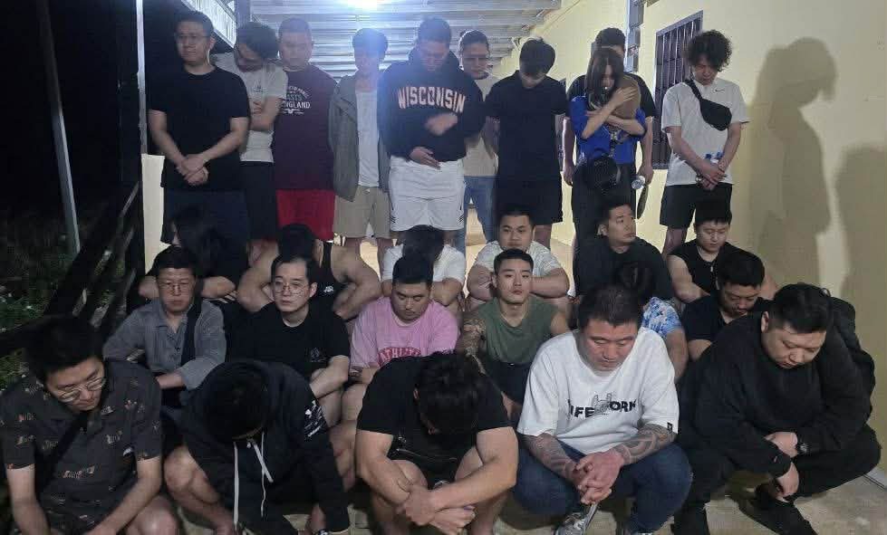 越柬边境疑似诈骗嫌犯被警方控制现场