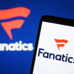 手机屏幕显示Fanatics Markets的标志和名称，前景模糊的背景中也显示着Fanatics的标志，象征其预测市场平台的正式上线。