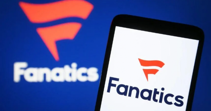 手机屏幕显示Fanatics Markets的标志和名称，前景模糊的背景中也显示着Fanatics的标志，象征其预测市场平台的正式上线。