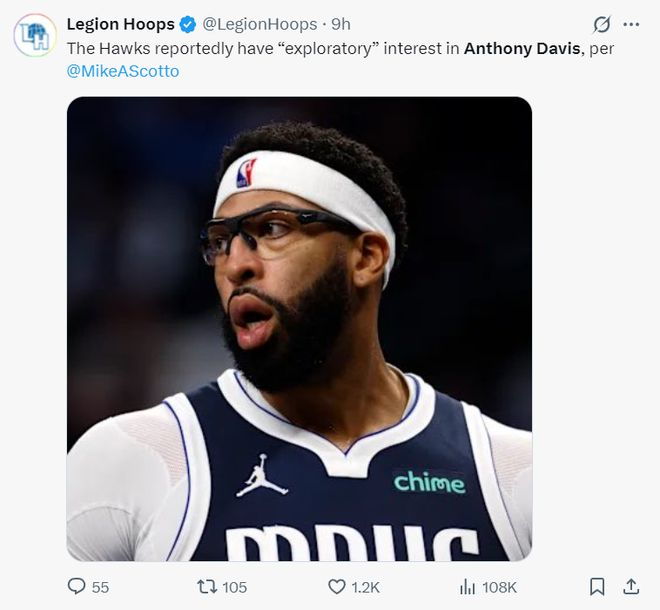 安东尼·戴维斯身穿独行侠球衣在比赛中。