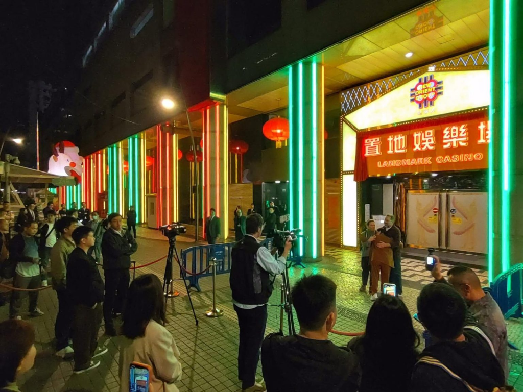 赌场关门前的最后时刻，聚集了大批赌客、员工和围观者。