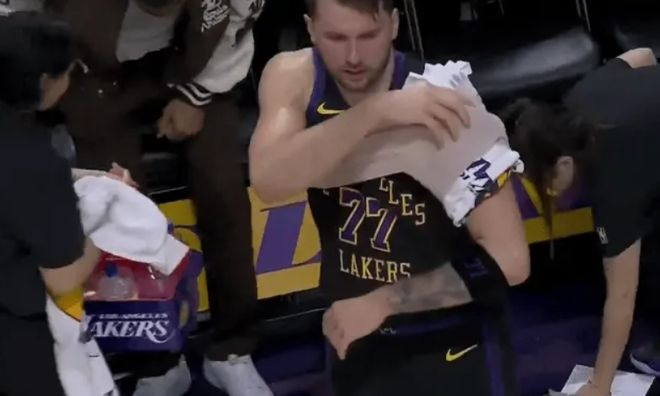 东契奇第三节下场后走回更衣室，目前已回到替补席肩部戴上了冰敷。