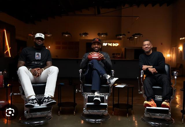 《The Shop》三位主持人合影，节目布景温馨时尚。