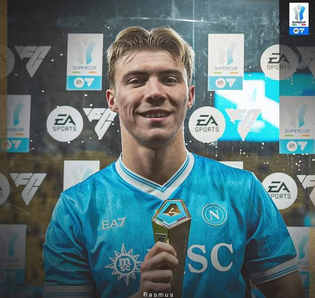 霍伊伦获得意超杯半决赛MVP奖杯，笑容灿烂。