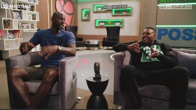 加内特与皮尔斯主持《KG Certified》节目时的对谈画面。