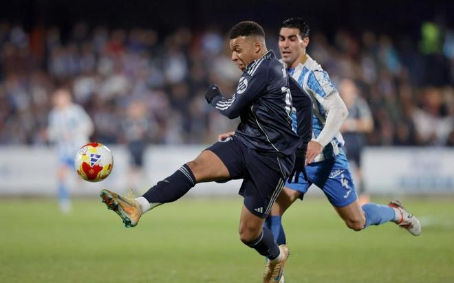 姆巴佩带球突破塔拉韦拉防守球员。