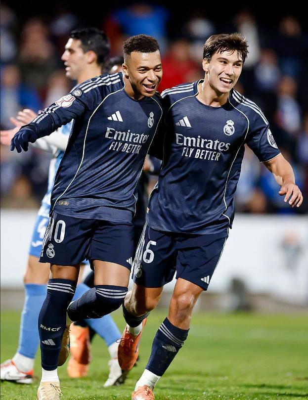 姆巴佩与队友在比赛中庆祝皇马晋级。