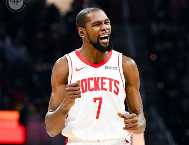 杜兰特在比赛中双手握拳怒吼