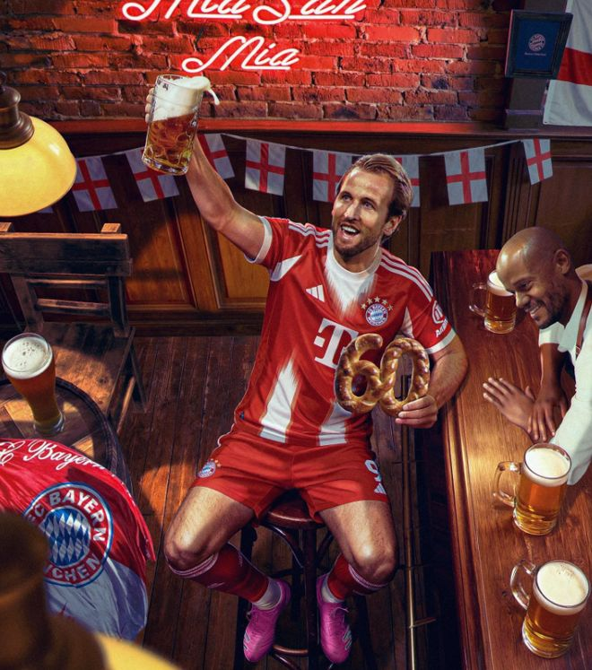 凯恩在酒吧举杯庆祝身旁摆放啤酒与椒盐卷饼