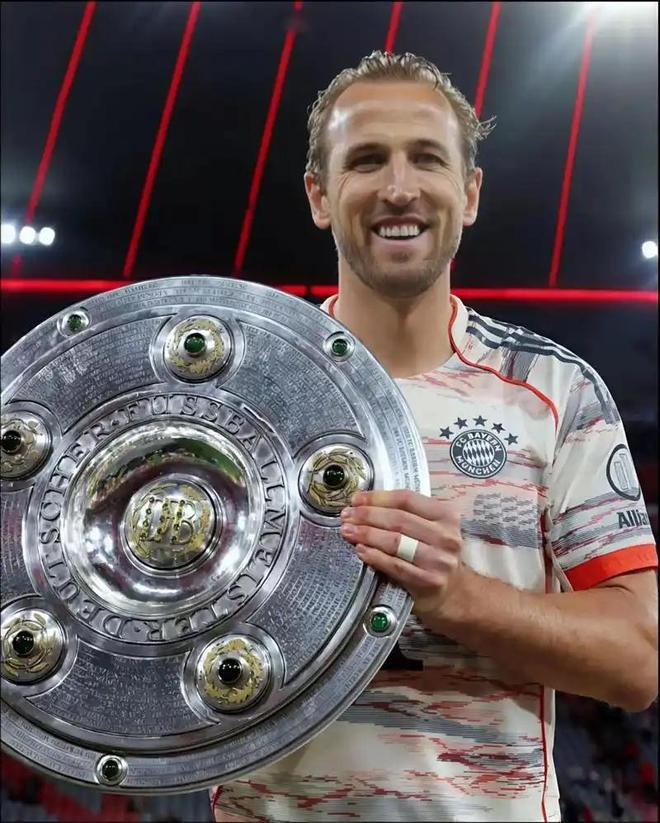 凯恩手举德甲沙拉盘合影微笑庆祝夺冠