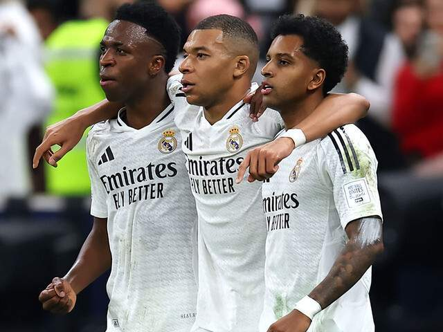 皇马姆巴佩于画面中央搂着两位队友