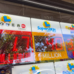 彩票店窗口显示强力球与超级百万奖金牌，头奖17亿美元