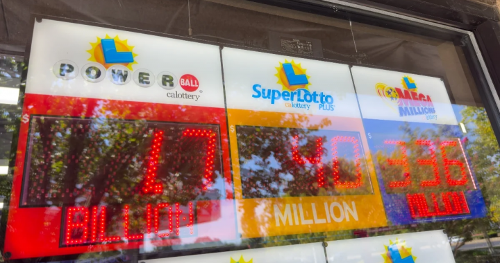 彩票店窗口显示强力球与超级百万奖金牌，头奖17亿美元