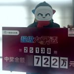 西安彩民马先生兑奖大乐透722万奖金的现场照片，突显“6+2”小复式守号成功的喜悦，以及体彩中心的兑奖服务。