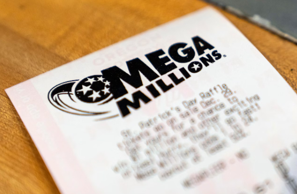 桌面近景的超级百万彩票票根与Logo